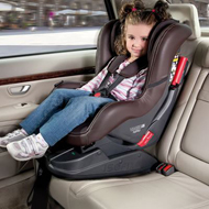 2 variante de fixare a scaunului auto Viaggio1 Duo-Fix ASIP 9-18 kg in masina: cu ajutorul bazei isofix Peg Perego care se achizitioneaza separat (verificati disponibilitatea sistemului isofix anterior achizitionarii bazei isofix)